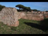 05098 ostia - regio i - insula xix - horrea dei mensores (i,xix,4) - ostseite - 7. raum von sueden - hinterer raum - bli ri nordosten - 01-2024.jpg